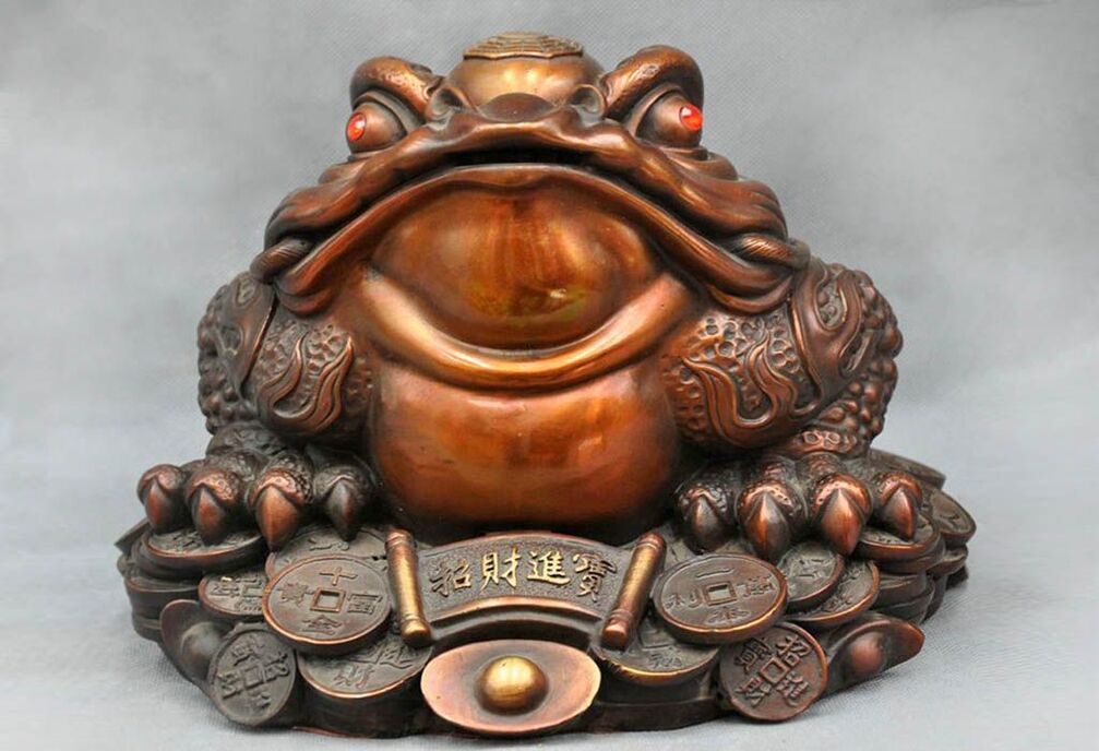 three-legged toad with money