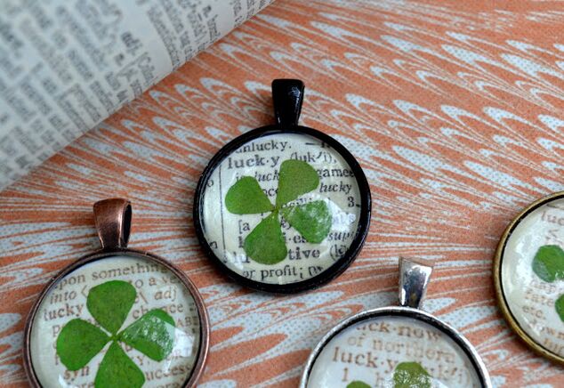 Four-leaf clover-shaped amulet to attract luck and money